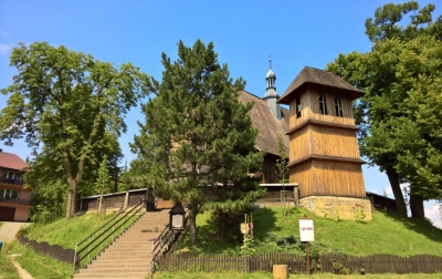 Zabytkowy drewniany kościół w Racławicach