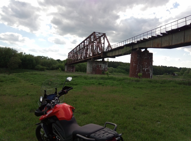 Stary most kolejowy na rzece