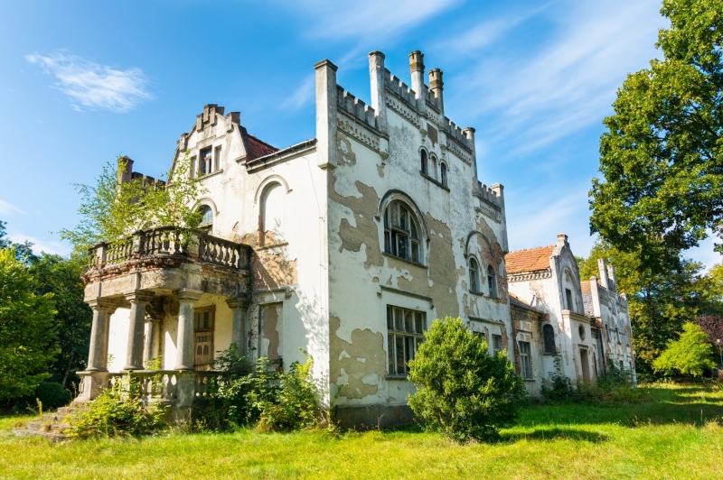 Opuszczony pałac w Piotrowie.