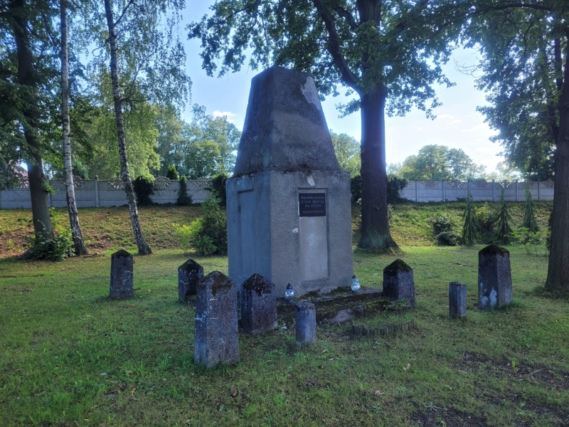 Pomnik BOHATEROM POLEGŁYM W CZASIE FORSOWANIA NYSY ŁUŻYCKIEJ