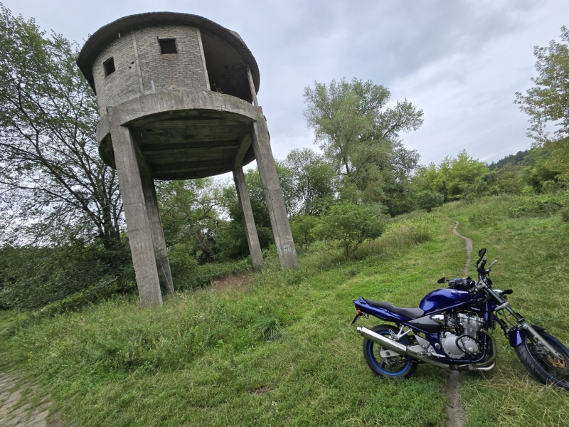 Stary port rzeczny i silos.