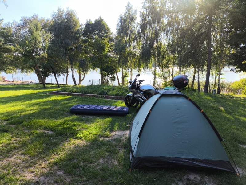 Pole namiotowe, domki i kemping.