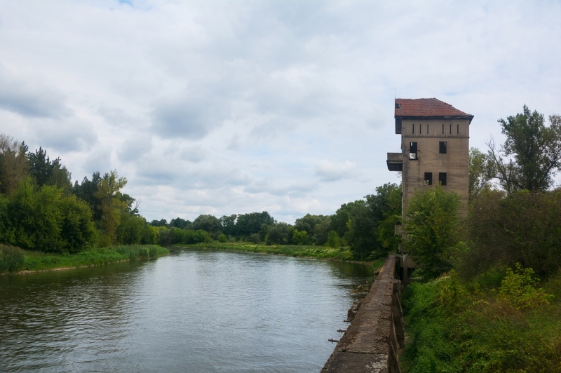 Stary port rzeczny i silos.