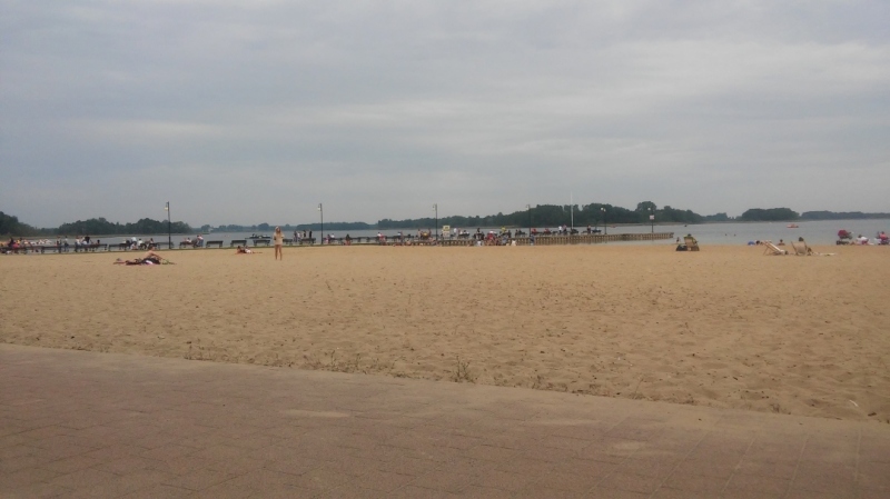 Plaża i molo w Skorzęcinie.