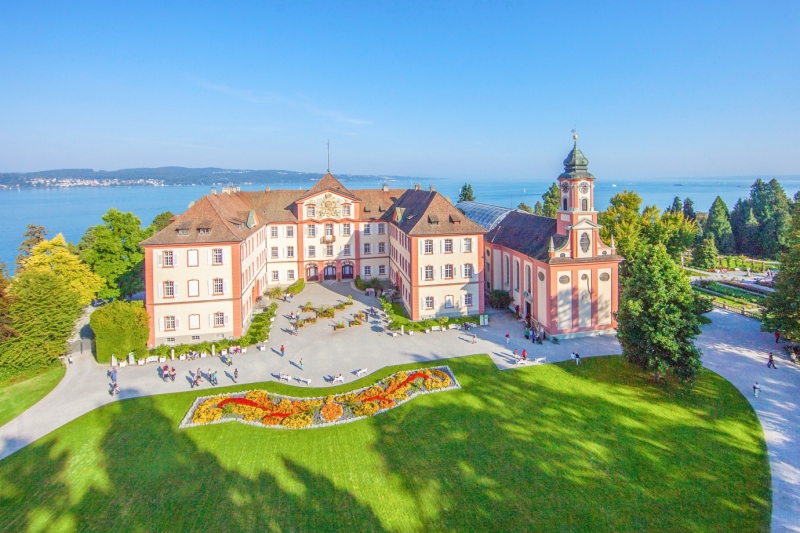 Zamek na jeziorze Bodensee.